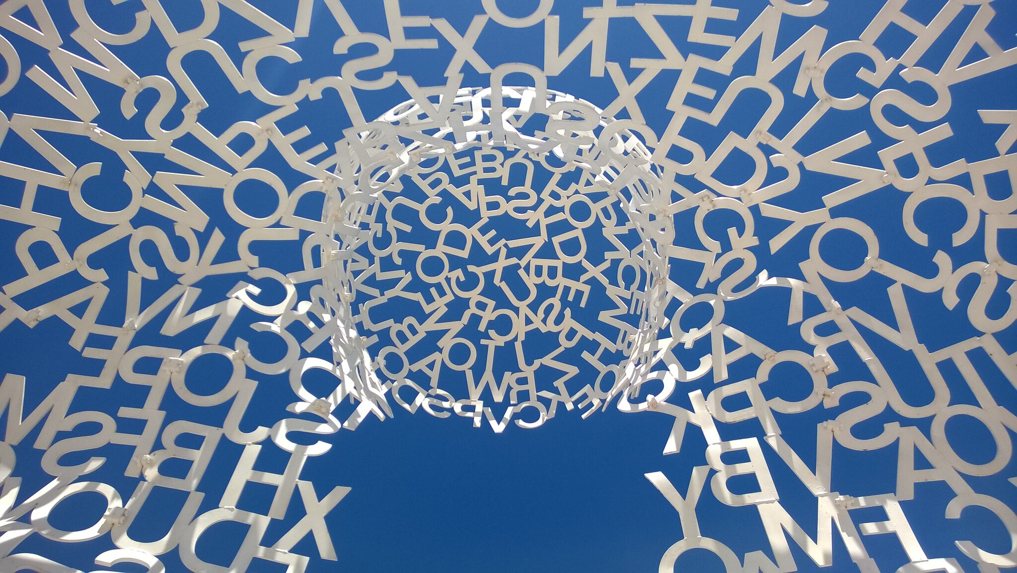 Dom wiedzy Źródło: Daniel70mi (fot.) , Jaume Plensa, Dom wiedzy, rzeźba/fotografia barwna, licencja: CC BY 2.0.