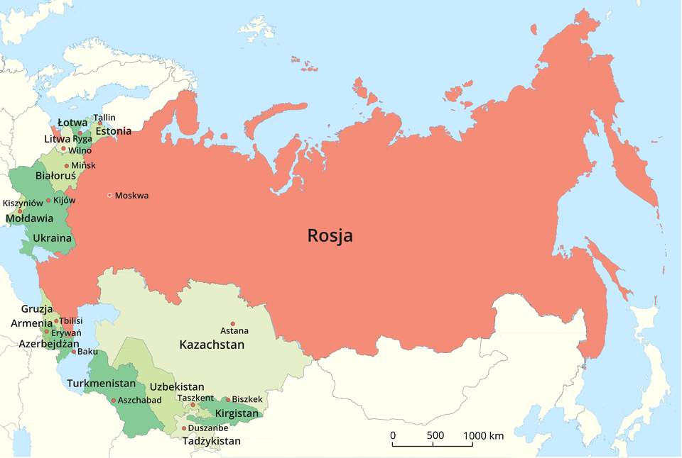 Na ilustracji mapa polityczna obrazująca rozpad Związku Radzieckiego. Kolorem czerwonym oznaczono Rosję, a kolorami zielonymi czternaście kolejnych państw, powstałych w wyniku rozpadu Związku Radzieckiego: Armenia, Azerbejdżan, Estonia, Gruzja, Kazachstan, Kirgistan, Litwa, Łotwa, Mołdawia, Tadżykistan, Turkmenistan, Ukraina i Uzbekistan. Opisano stolice.
