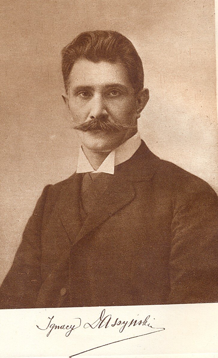 Ignacy Daszyński (1866 - 1936 ) – polski polityk socjalistyczny, premier rządu lubelskiego, współzałożyciel PPSD, później PPS, jeden z inicjatorów powstania Centrolewu. W czasie przewrotu majowego w 1926 poparł Józefa Piłsudskiego, później jednak przeszedł do opozycji. Marszałek Sejmu w latach 1928–1930 Ignacy Daszyński (1866 - 1936 ) – polski polityk socjalistyczny, premier rządu lubelskiego, współzałożyciel PPSD, później PPS, jeden z inicjatorów powstania Centrolewu. W czasie przewrotu majowego w 1926 poparł Józefa Piłsudskiego, później jednak przeszedł do opozycji. Marszałek Sejmu w latach 1928–1930 Źródło: domena publiczna.