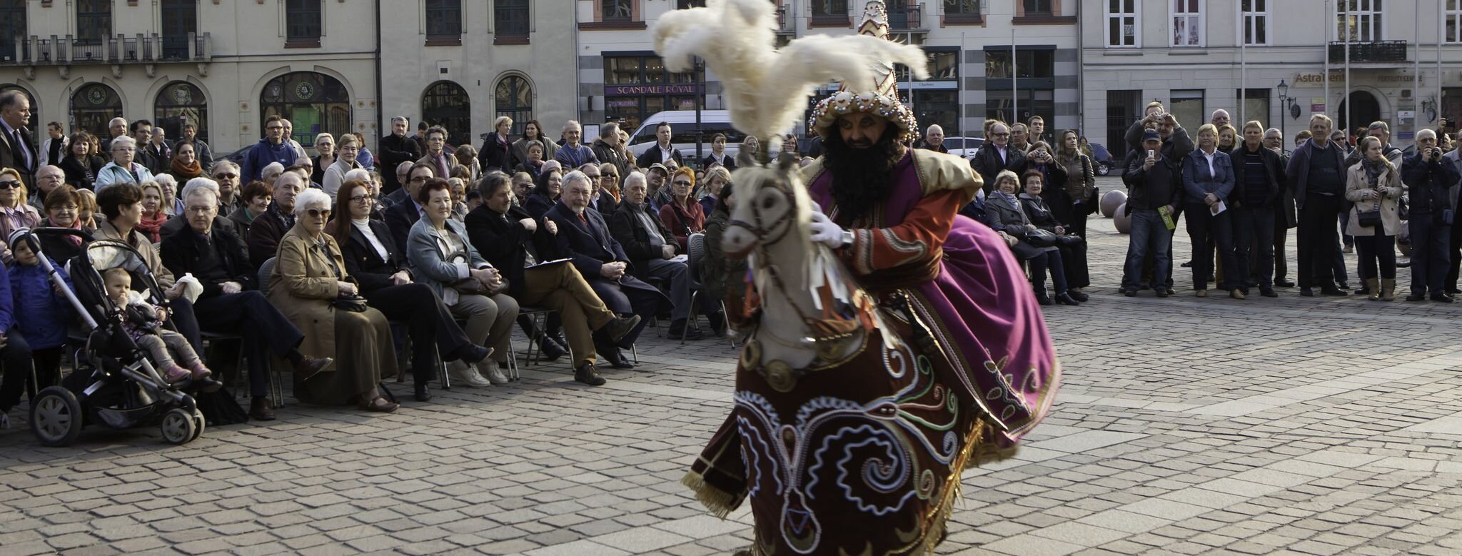 Lajkonik na Rynku w Krakowie Lajkonik na Rynku w Krakowie Źródło: licencja: CC BY-SA 2.0.