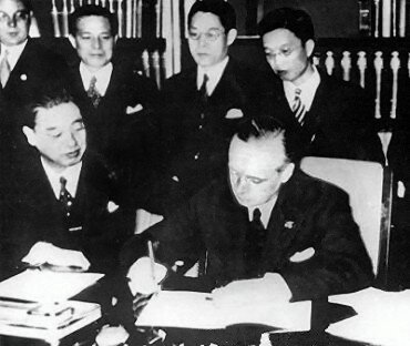 Podpisanie paktu antykominternowskiego przez Kintomo Mushanokoji i Joachima von Ribbentropa 25 listopada 1936 roku Podpisanie paktu antykominternowskiego przez Kintomo Mushanokoji i Joachima von Ribbentropa 25 listopada 1936 roku