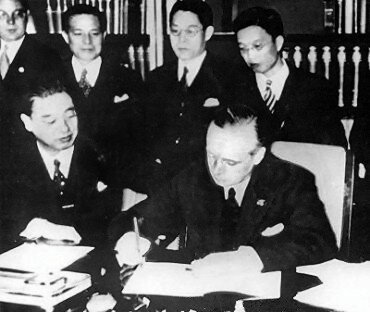 Podpisanie paktu antykominternowskiego przez Kintomo Mushanokoji i Joachima von Ribbentropa 25 listopada 1936 roku Podpisanie paktu antykominternowskiego przez Kintomo Mushanokoji i Joachima von Ribbentropa 25 listopada 1936 roku