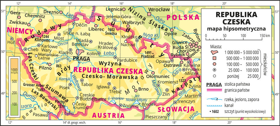 Ilustracja przedstawia mapę hipsometryczną Republiki Czeskiej. W obrębie lądów występują obszary w kolorze zielonym, żółtym i pomarańczowym. Przeważają obszary w kolorze żółtym i pomarańczowym. Na mapie opisano nazwy nizin, wyżyn, pasm górskich i rzek. Oznaczono i opisano główne miasta. Oznaczono czarnymi kropkami i opisano szczyty górskie. Różową wstążką oznaczono granice państw. Kolorem czerwonym opisano państwa sąsiadujące z Republiką Czeską. Mapa pokryta jest równoleżnikami i południkami. Dookoła mapy w białej ramce opisano współrzędne geograficzne co dwa stopnie. W legendzie umieszczono i opisano znaki użyte na mapie.
