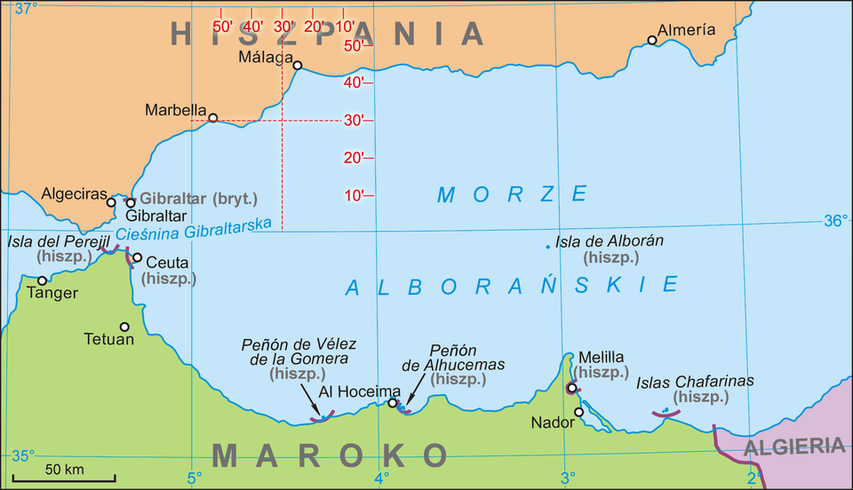 Ilustracja przedstawia mapę w kształcie prostokąta. Prostokąt ułożony poziomo. Środek mapy w kolorze niebieskim to Morze Alborańskie. Wzdłuż dolnej krawędzi mapy wybrzeże Afryki. Linia brzegowa Afryki na mapie znajduje się około dwa centymetry od krawędzi mapy. Wzdłuż zmiennej linii brzegowej zaznaczone są największe miasta. Nazwy miast w języku hiszpańskim. W prawym dolnym rogu państwo Algieria. Lewą stronę mapy zajmuje wysunięta na północ część lądu. Na wysuniętej części znajdują się miasta Tanger, Ceuta oraz Tetuan. Wzdłuż górnej krawędzi mapy rozciąga się wybrzeże Hiszpanii. Lewa strona mapy to wysunięta część lądu w kierunku południowym. Mapa pokryta jest siatką równoleżników i południków. Siatka opisana jest na brzegach mapy.