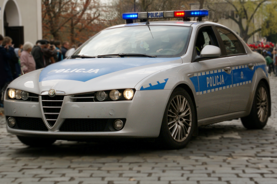 Zdjęcie ukazujące radiowóz jadący na sygnale