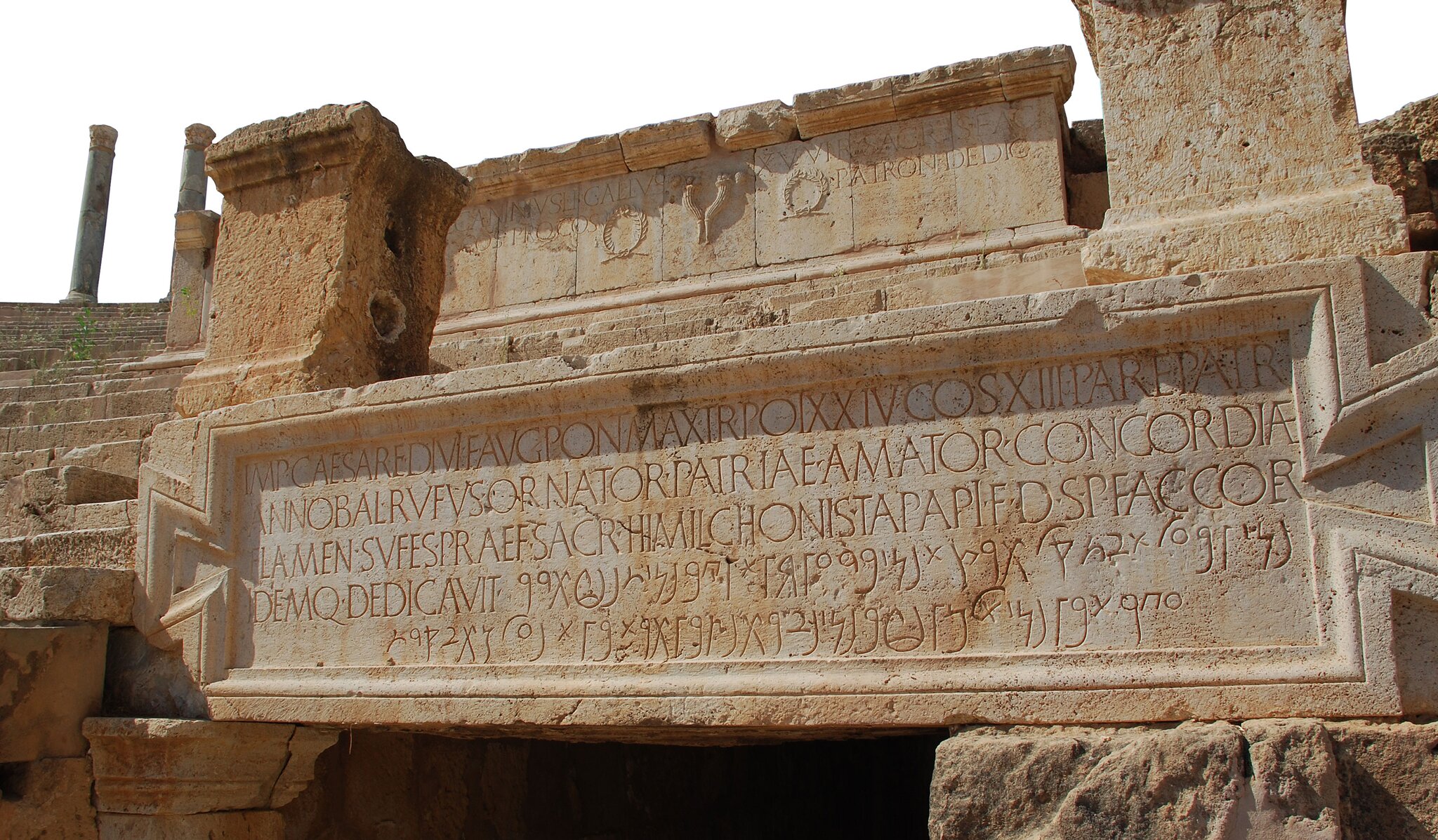 Napis z Leptis Magna w obecnej Libii z tekstem w języku łacińskim i greckim. Napis z Leptis Magna w obecnej Libii z tekstem w języku łacińskim i greckim. Źródło: Papageizichta, Wikimedia Commons, licencja: CC BY-SA 3.0.