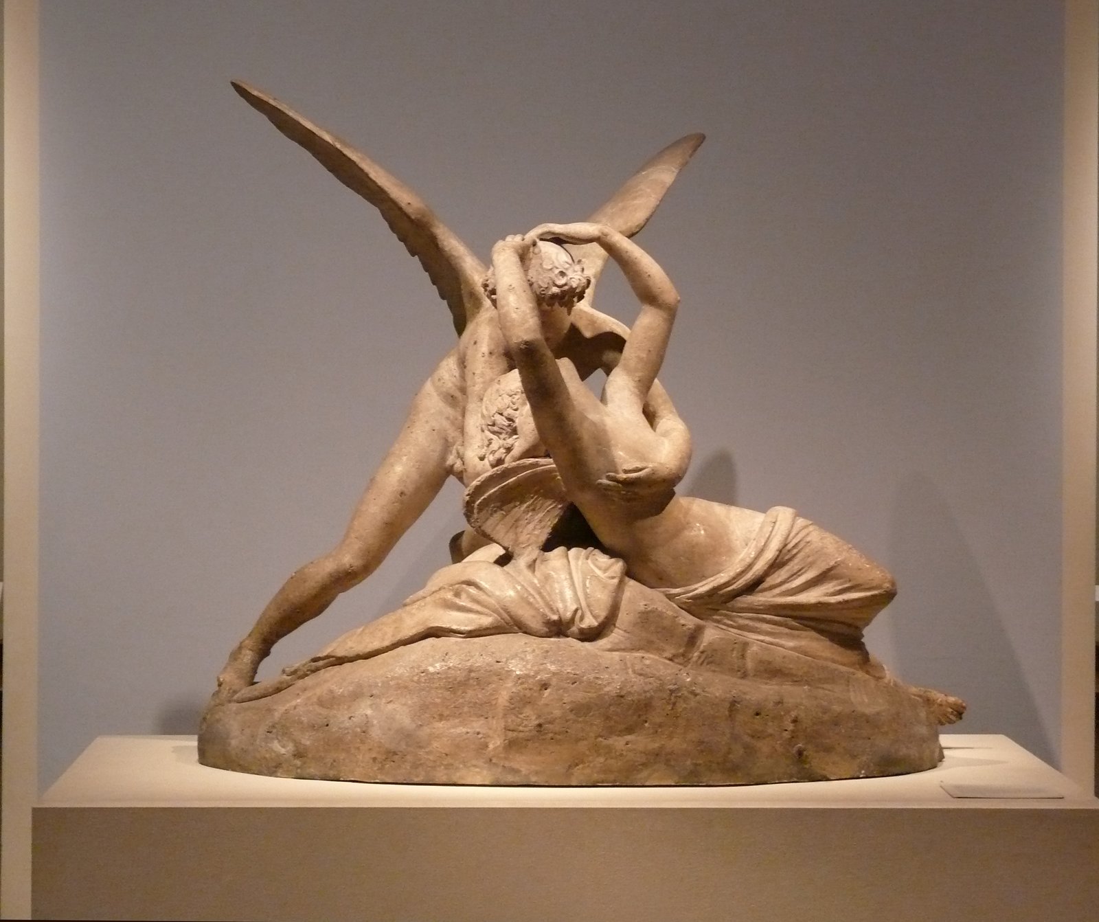 Psyche budzona przez pocałunek Kupidyna Źródło: Antonio Canova, Psyche budzona przez pocałunek Kupidyna, 1793, rzeźba w marmurze, Muzeum w Luwrze, domena publiczna.