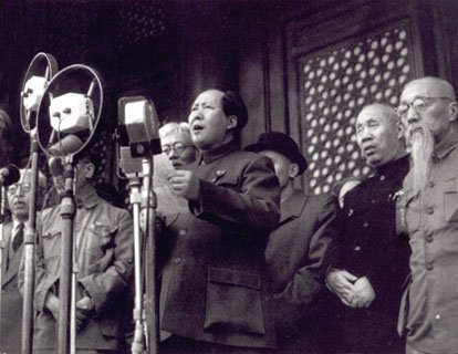 Mao w chwili proklamowania nowego państwa powiedział: „Chińczycy zawsze byli wielkim, odważnym i pracowitym narodem, znaleźli się oni w tyle tylko w czasach nowożytnych. A wynikało to wyłącznie z ucisku i wyzysku obcego imperializmu i krajowych rządów reakcyjnych. Nasz naród nie będzie dłużej narodem znieważanym i upokarzanym. Rozprostowaliśmy się”. Mao w chwili proklamowania nowego państwa powiedział: „Chińczycy zawsze byli wielkim, odważnym i pracowitym narodem, znaleźli się oni w tyle tylko w czasach nowożytnych. A wynikało to wyłącznie z ucisku i wyzysku obcego imperializmu i krajowych rządów reakcyjnych. Nasz naród nie będzie dłużej narodem znieważanym i upokarzanym. Rozprostowaliśmy się”. Źródło: 1949, Fotografia, domena publiczna.