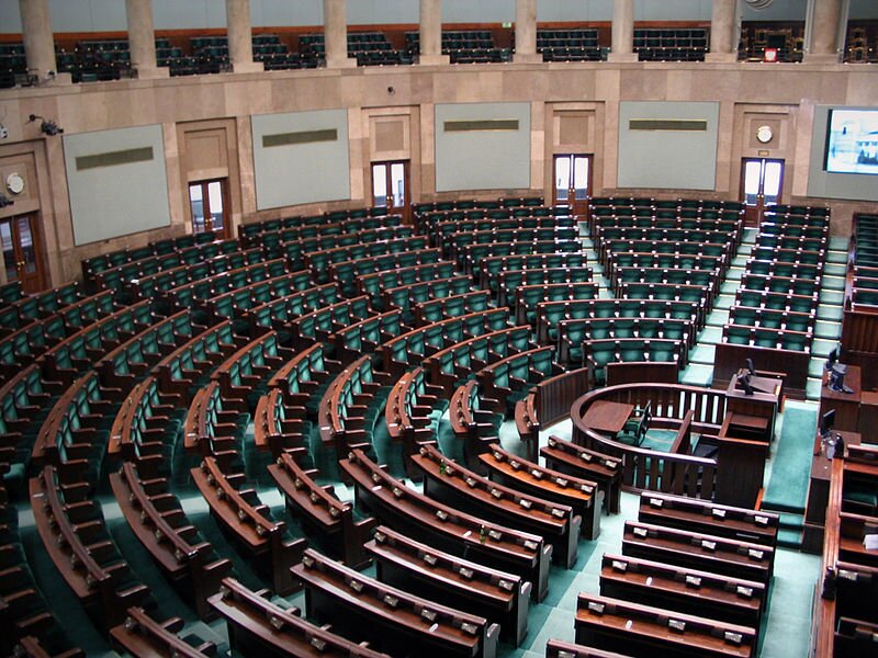 Owalna sala wypełniona drewnianymi fotelami obitymi zielonym materiałem tworzącymi półkole. W centrum znajduje się mównica, a nad nią podwyższenie. Przed mównicą stoją krzesła i stół otoczone półkolistą barierką. W górnej części na balkonach znajdują się miejsca dla widzów.