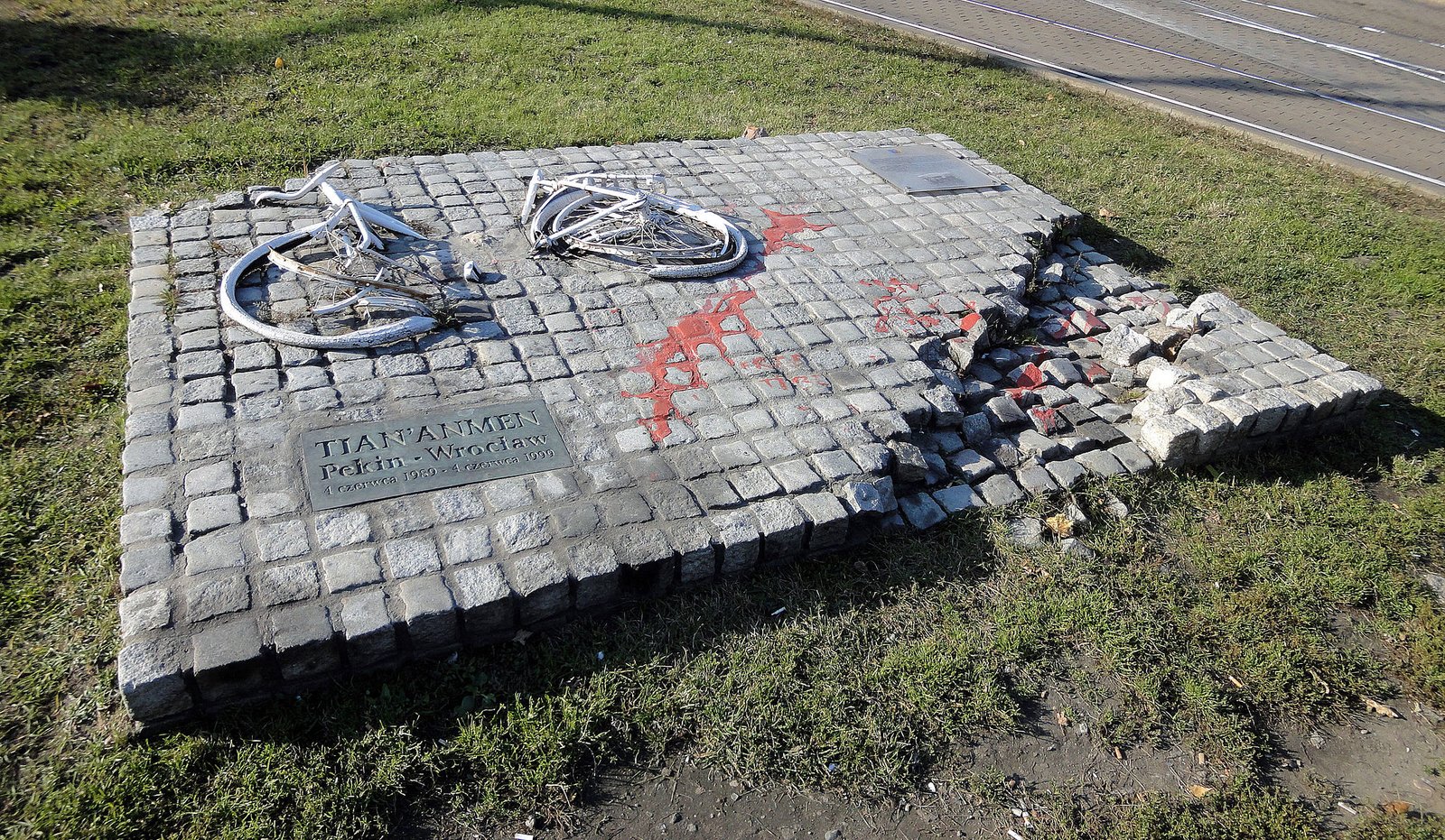 Replika zniszczonego w 1989 przez komunistów pomnika we Wrocławiu poświęconego masakrze na placu Tian’anmen z 4 czerwca 1989. Autor repliki: Marek Stanielewicz. Autorzy oryginału: Igor Wójcik, Joanna Czarnecka