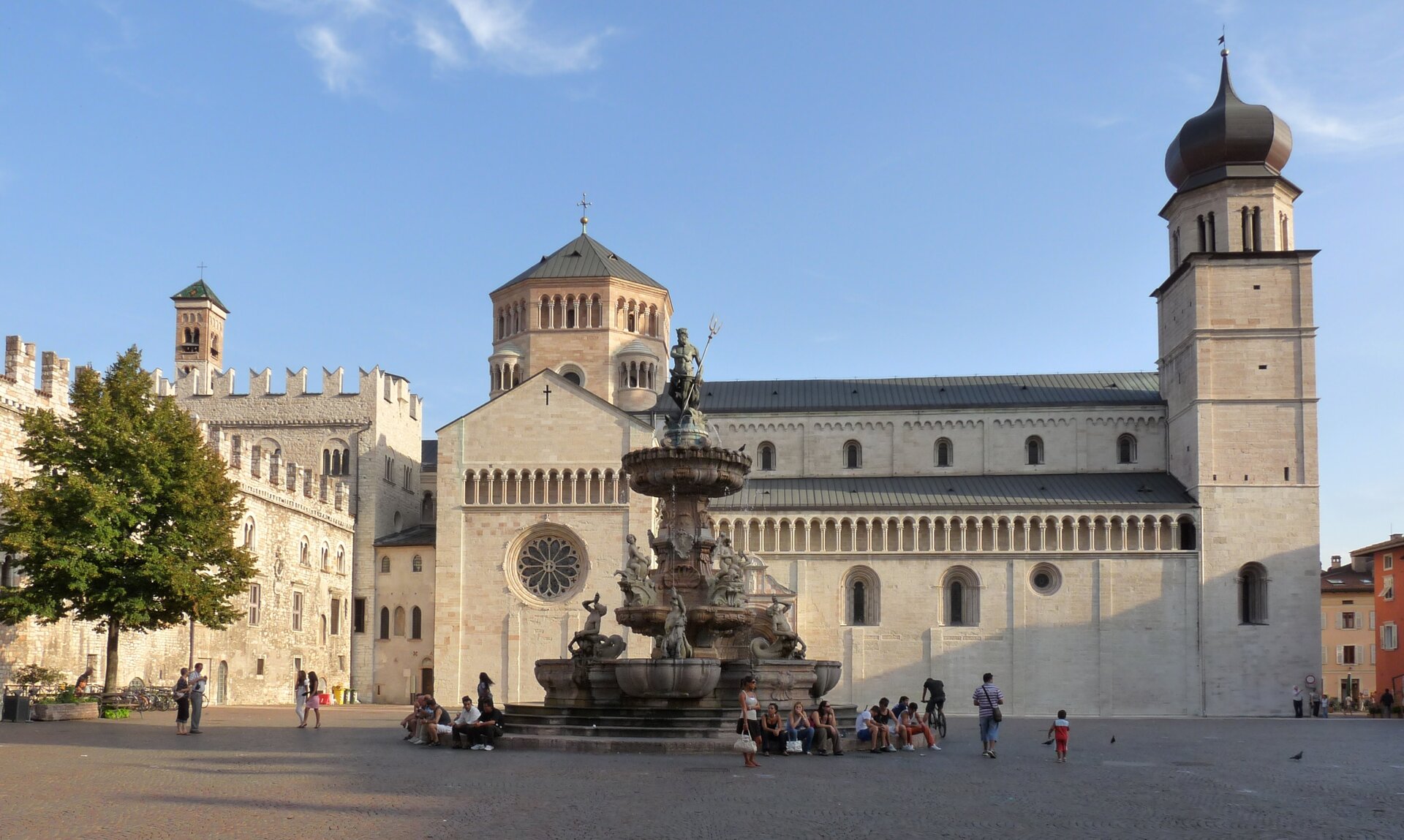 Katedra w Trydencie, w której toczyły się obrady soboru. Plac katedralny z fontanną Neptuna Źródło: Matteo Ianeselli, Katedra w Trydencie, w której toczyły się obrady soboru. Plac katedralny z fontanną Neptuna, 2009, fotografia, licencja: CC BY 3.0.