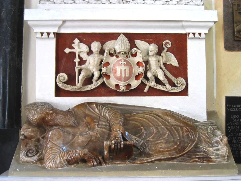 Nagrobek prymasa Jakuba Uchańskiego w katedrze w Łowiczu. Jan Michałowicz z Urzędowa był twórcą szeregu nagrobków. W latach 1580-1583 w kolegiacie łowickiej wyrzeźbił nagrobek dla prymasa Jakuba Uchańskiego. Do innych jego znanych dzieł należy nagrobek Urszuli z Maciejowskich Leżeńskiej w farze w Brzezinach, wzniesiony w latach 1563-1568. Nagrobek prymasa Jakuba Uchańskiego w katedrze w Łowiczu. Jan Michałowicz z Urzędowa był twórcą szeregu nagrobków. W latach 1580-1583 w kolegiacie łowickiej wyrzeźbił nagrobek dla prymasa Jakuba Uchańskiego. Do innych jego znanych dzieł należy nagrobek Urszuli z Maciejowskich Leżeńskiej w farze w Brzezinach, wzniesiony w latach 1563-1568. Źródło: Wikimedia Commons, licencja: CC BY-SA 3.0.