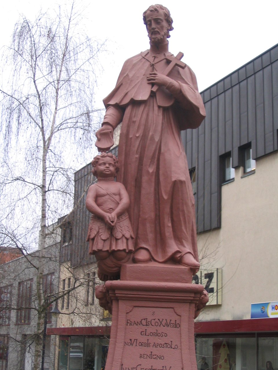 Rzeźba św. Franciszka Ksawerego Rzeźba św. Franciszka Ksawerego na moście w Bensheim w Niemczech. U jego stóp indyjskie dziecko, które jest chrzczone przez świętego. Źródło: Rzeźba św. Franciszka Ksawerego, 2006, fotografia, licencja: CC BY-SA 3.0.