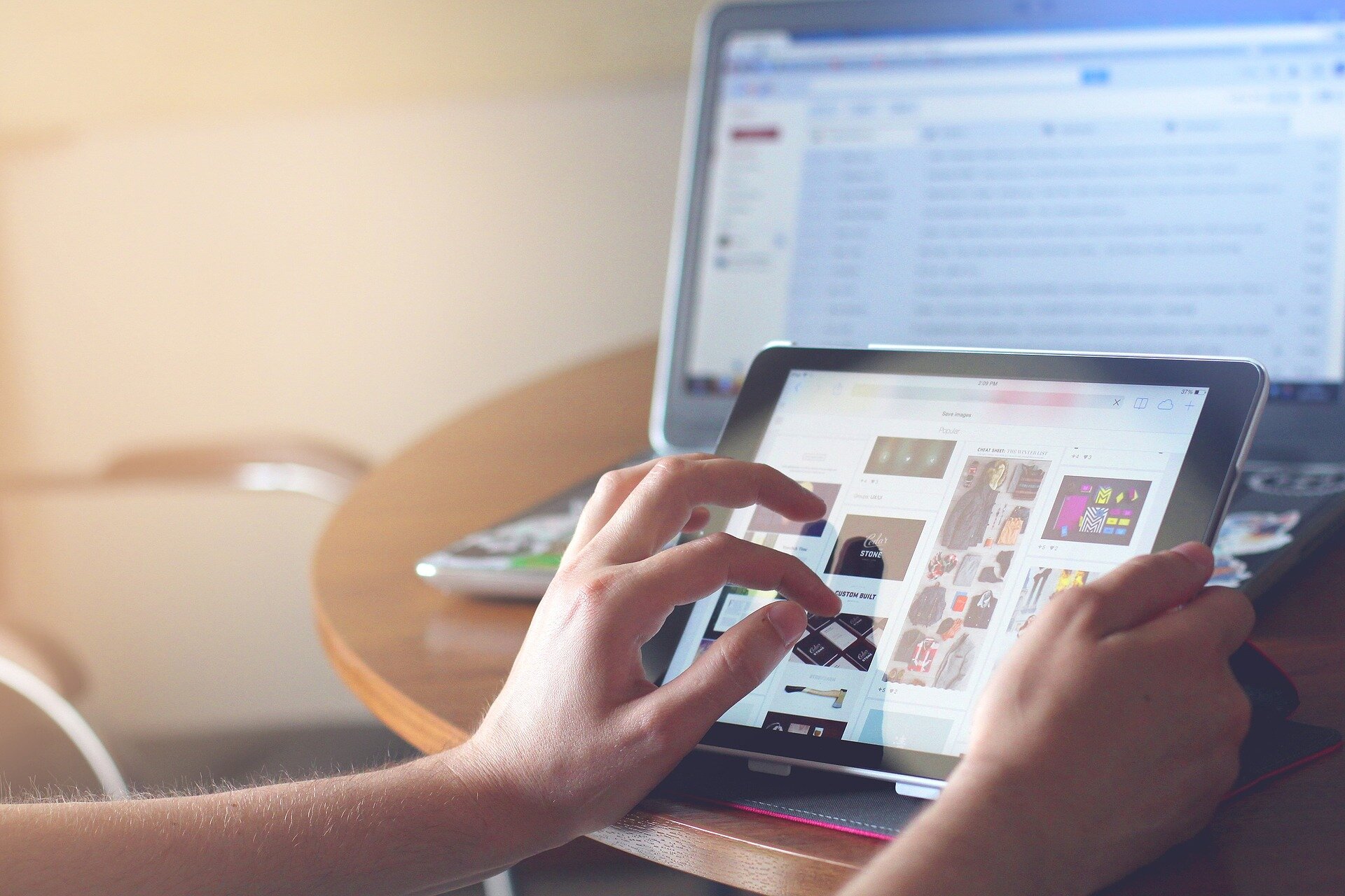 Okładka - świat medialny Źródło: pixabay, licencja: CC 0.