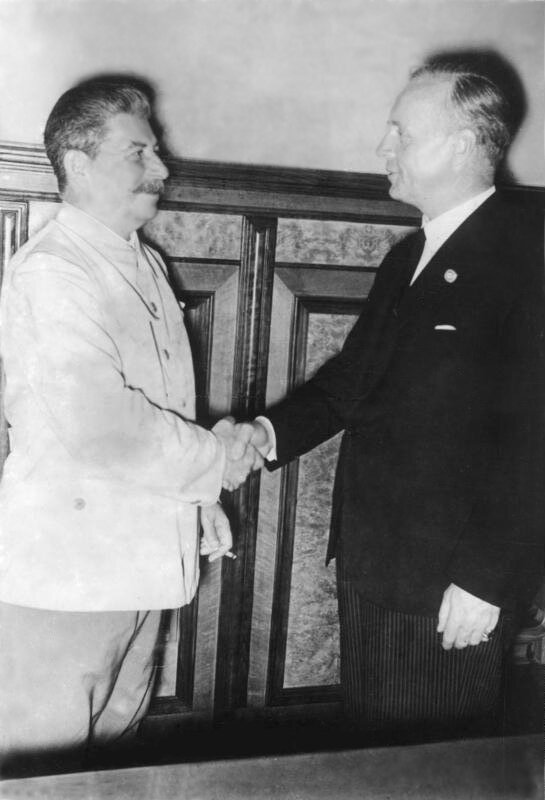 Podpisanie traktatu Ribbentrop-Mołotow Źródło: Podpisanie traktatu Ribbentrop-Mołotow, 1939, German Federal Archives, licencja: CC BY-SA 3.0.