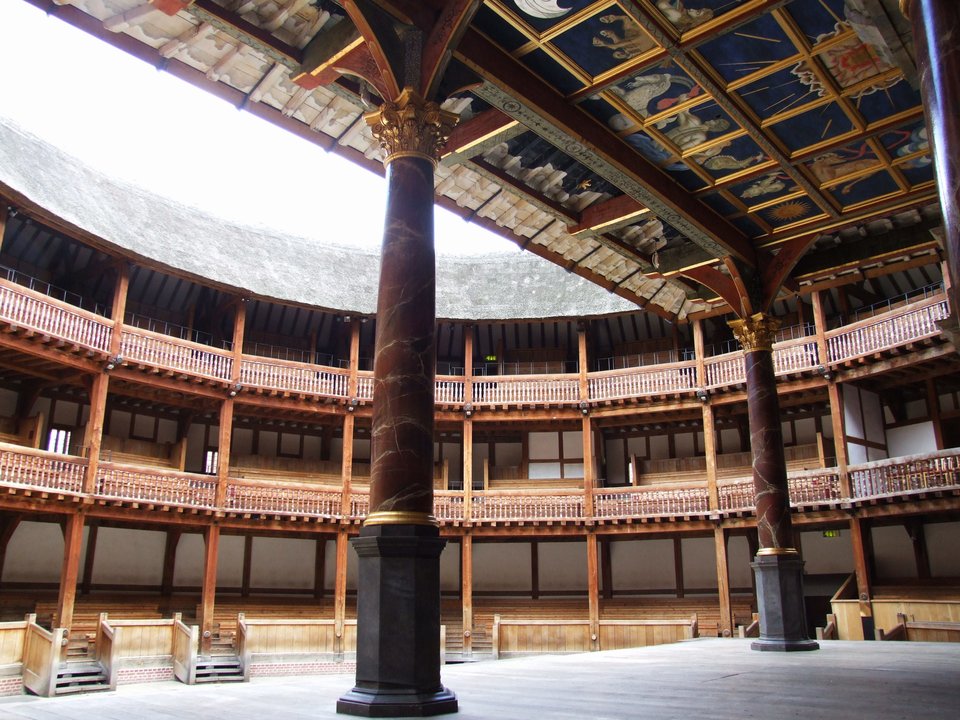 Wnętrze Globe Theatre w Londynie Wnętrze Globe Theatre w Londynie Źródło: Tohma, Wikimedia Commons, licencja: CC BY-SA 4.0.