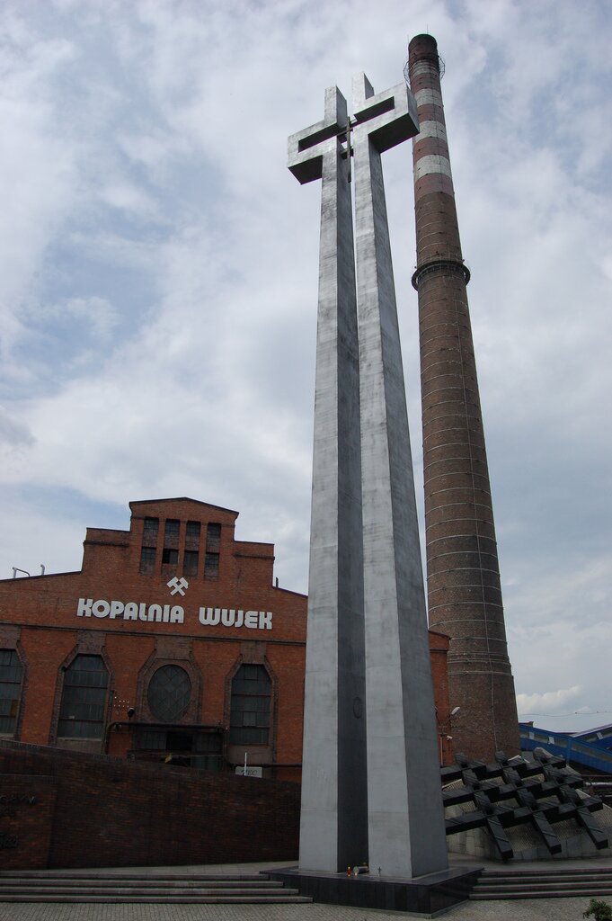 Krzyż upamiętniający 9 górników poległych podczas pacyfikacji KWK Wujek w 1981