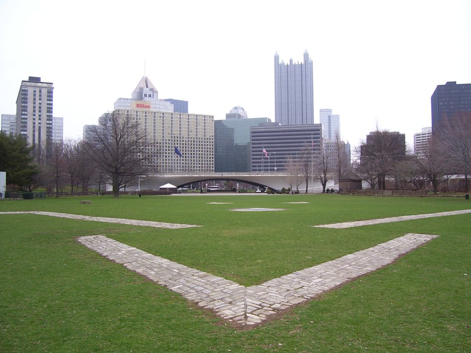Zarys fortyfikacji Fortu Duquesne; w oddali widać sylwetkę dzisiejszego centrum miasta Pittsburgh. Zarys fortyfikacji Fortu Duquesne; w oddali widać sylwetkę dzisiejszego centrum miasta Pittsburgh. Źródło: Kevin Myers, 2006, Wikimedia Commons, licencja: CC BY-SA 3.0.