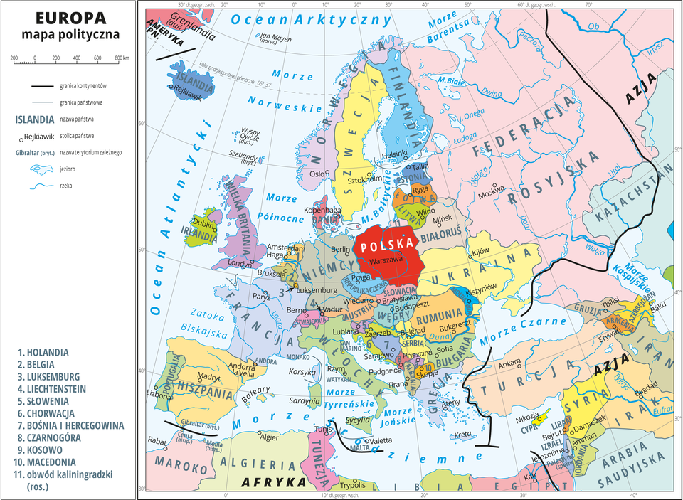 Ilustracja przedstawia mapę polityczną Europy. Państwa wyróżnione kolorami i opisane. Oznaczono i opisano stolice. Morza zaznaczono kolorem niebieskim i opisano. Mapa pokryta jest równoleżnikami i południkami. Dookoła mapy w białej ramce opisano współrzędne geograficzne co dziesięć stopni.