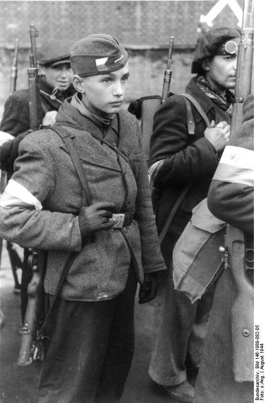 Polskie jednostki Armii Krajowej wychodzą z Warszawy po kapitulacji Powstania Zdjęcie nr 6 Źródło: Polskie jednostki Armii Krajowej wychodzą z Warszawy po kapitulacji Powstania, 1944, German Federal Archives , licencja: CC BY-SA 3.0.