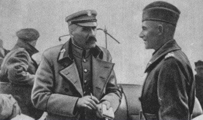 Rozmowa przed bitwą warszawską dwóch dowódców polskich: Józefa Piłsudskiego i Edwarda Rydza-Śmigłego Źródło: Rozmowa przed bitwą warszawską dwóch dowódców polskich: Józefa Piłsudskiego i Edwarda Rydza-Śmigłego, Fotografia, domena publiczna.