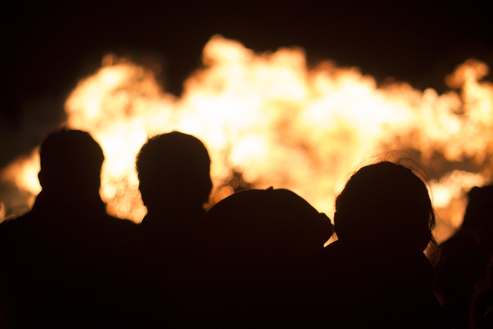 Okładka - Między ludźmi Źródło: pixabay, licencja: CC 0.
