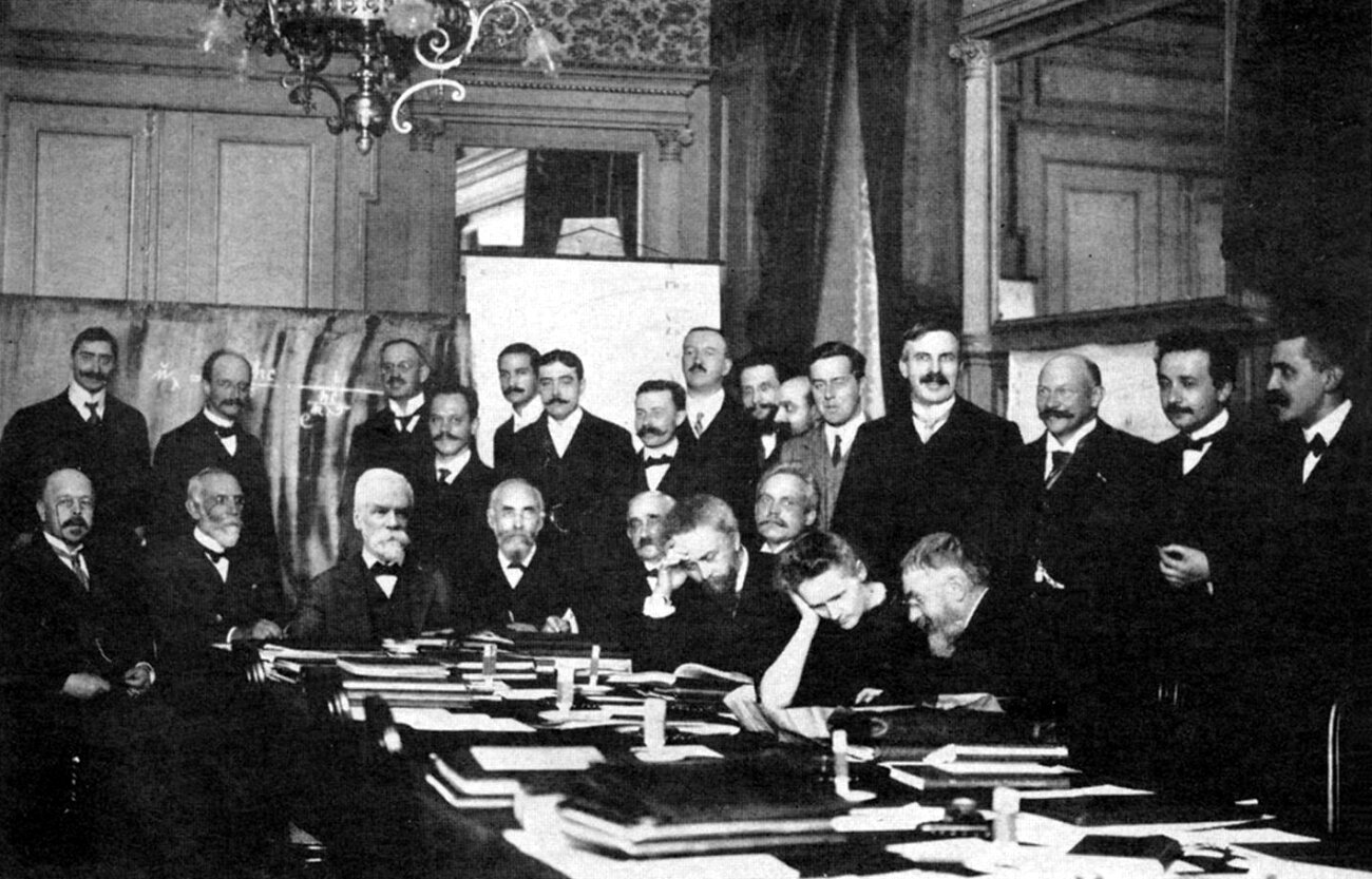 Maria Skłodowska-Curie na konferencji w Solvay w 1911 r. Wśród stojących drugi od prawej to Albert Einstein Maria Skłodowska-Curie na konferencji w Solvay w 1911 r. Wśród stojących drugi od prawej to Albert Einstein Źródło: domena publiczna.