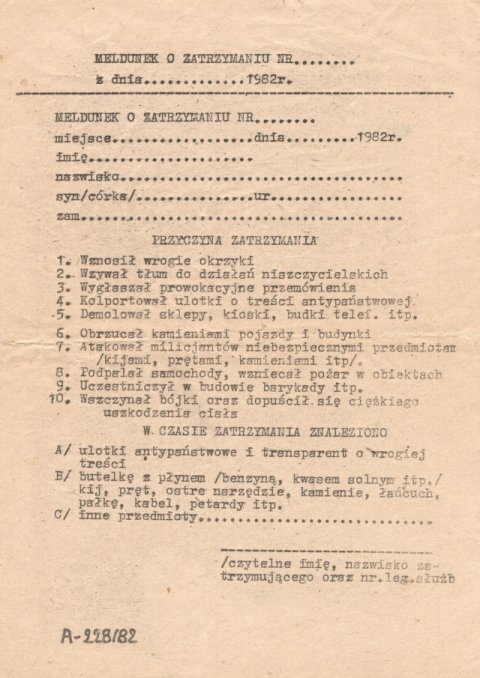 Meldunek o zatrzymaniu. Formularz używany przez funkcjonariuszy Milicji Obywatelskiej w trakcie trwania w Polsce stanu wojennego. Źródło: Meldunek o zatrzymaniu. Formularz używany przez funkcjonariuszy Milicji Obywatelskiej w trakcie trwania w Polsce stanu wojennego., domena publiczna.