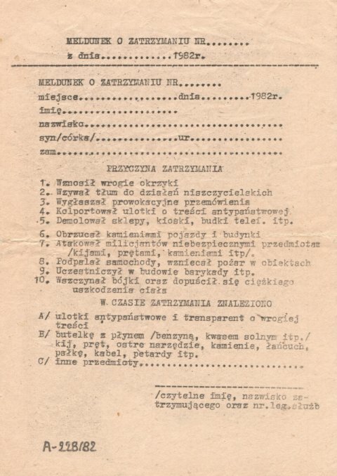 Meldunek o zatrzymaniu. Formularz używany przez funkcjonariuszy Milicji Obywatelskiej w trakcie trwania w Polsce stanu wojennego. Źródło: Meldunek o zatrzymaniu. Formularz używany przez funkcjonariuszy Milicji Obywatelskiej w trakcie trwania w Polsce stanu wojennego., domena publiczna.