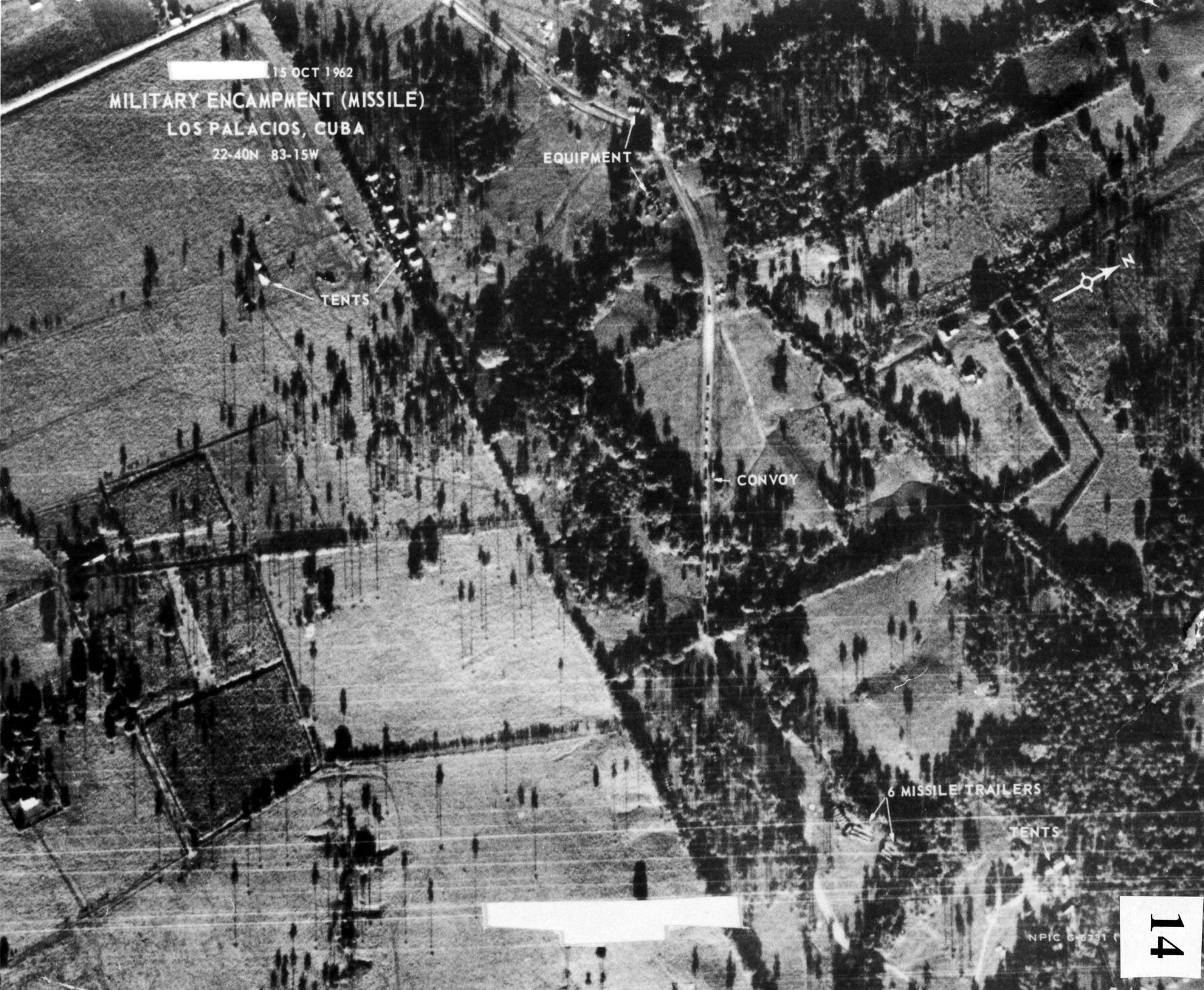 Zdjęcie urządzeń rakietowych na Kubie wykonane 14 października 1962 roku z pokładu U-2 Źródło: USAF, Zdjęcie urządzeń rakietowych na Kubie wykonane 14 października 1962 roku z pokładu U-2, domena publiczna.