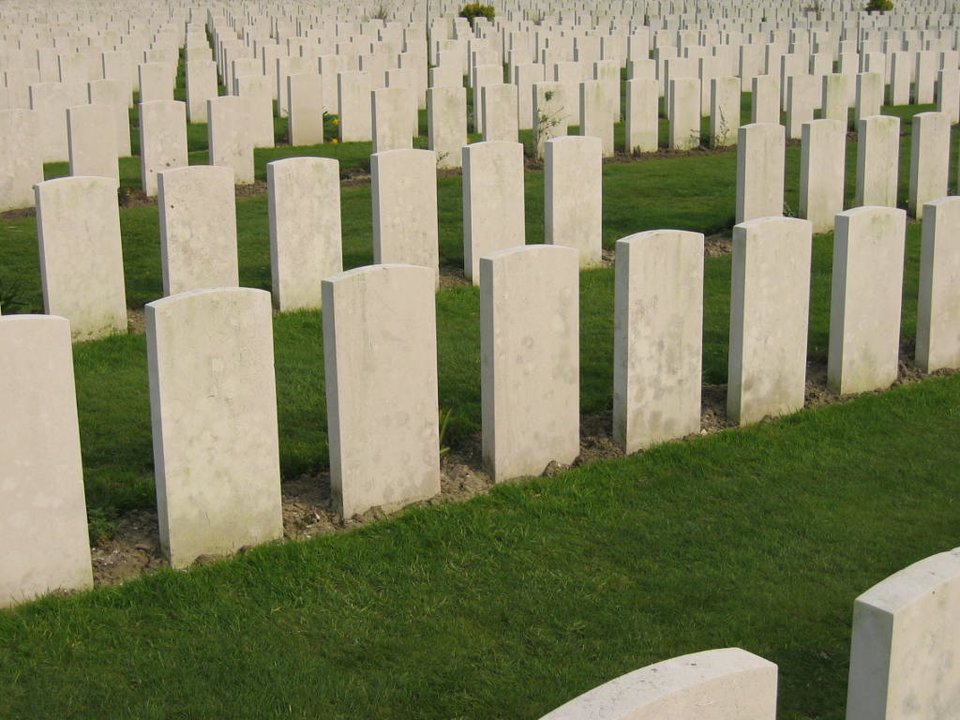 Cmentarz Tyne Cot Źródło: Tim Bekaert, Cmentarz Tyne Cot, 2007, domena publiczna.