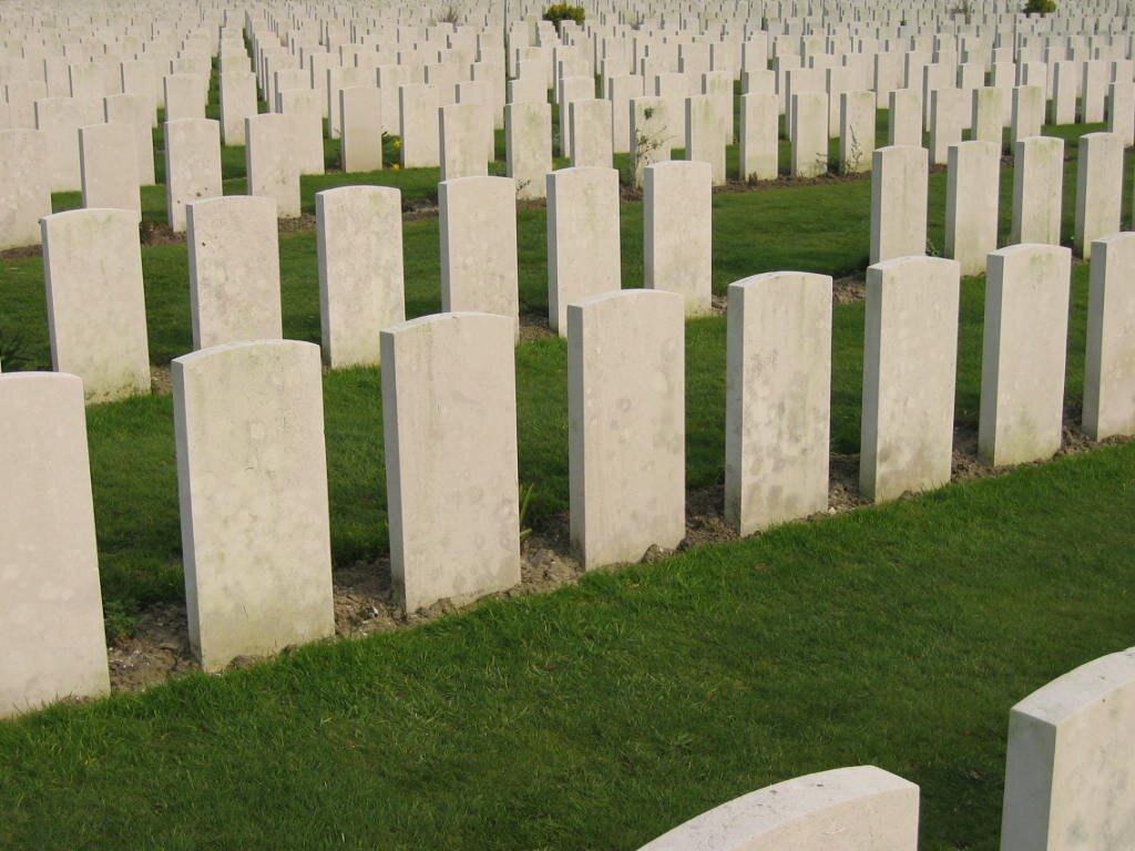 Cmentarz Tyne Cot Źródło: Tim Bekaert, Cmentarz Tyne Cot, 2007, domena publiczna.