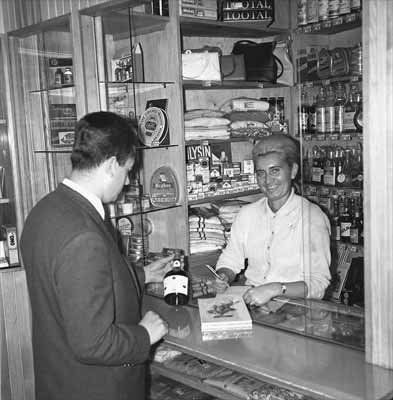 Kiosk dewizowy w hotelu „Continental” Orbis w Szczecinie Kiosk dewizowy w hotelu „Continental” Orbis w Szczecinie Źródło: 1966, domena publiczna.