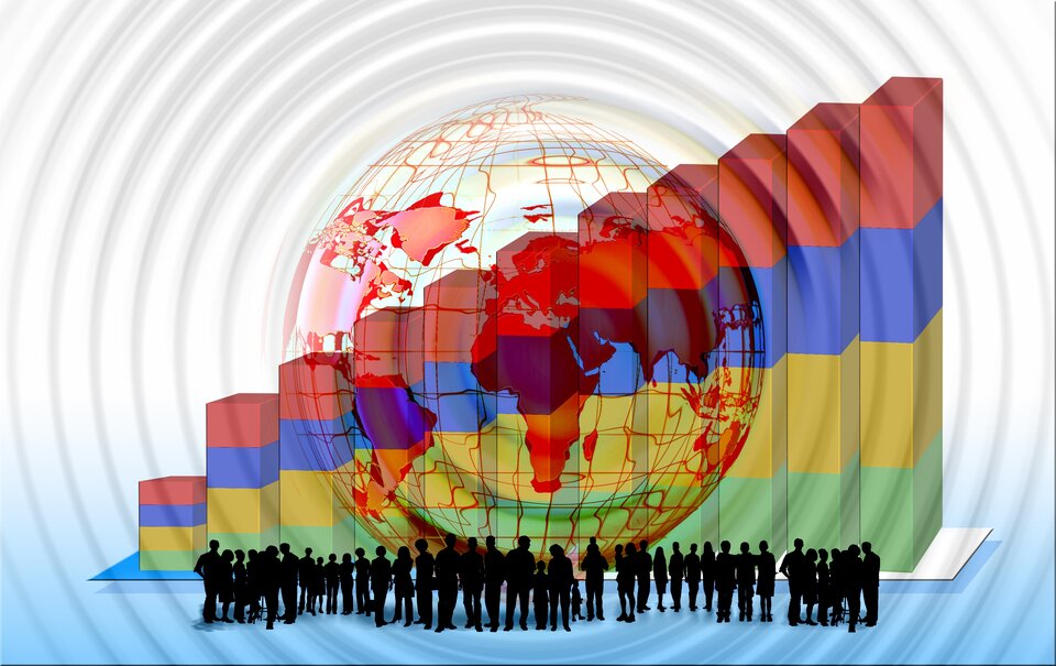 Na ilustracji na pierwszym planie grupa kilkudziesięciu postaci ludzi. Dzieci, kobiety, mężczyźni, wszyscy są narysowani kolorem czarnym. W tle kula ziemska z siatką geograficzną w kolorach białym i czerwonym. Pomiędzy ludźmi i kulą ziemską trójwymiarowy wykres słupkowy. Każdy słupek jest czterokolorowy. Im dalej w prawo tym większy.