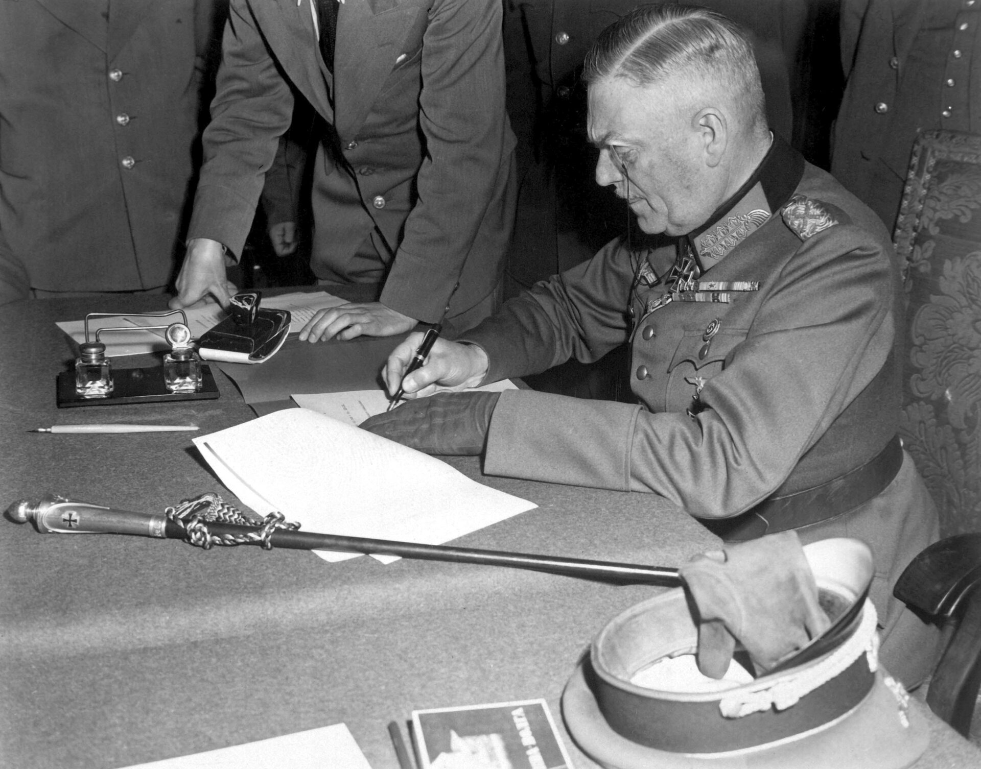Feldmarszałek Wilhelm Keitel podpisuje akt kapitulacji Niemiec Zdjęcie nr 2 Źródło: Lt. Moore (US Army), Feldmarszałek Wilhelm Keitel podpisuje akt kapitulacji Niemiec, National Archives and Records Administration, licencja: CC 0.