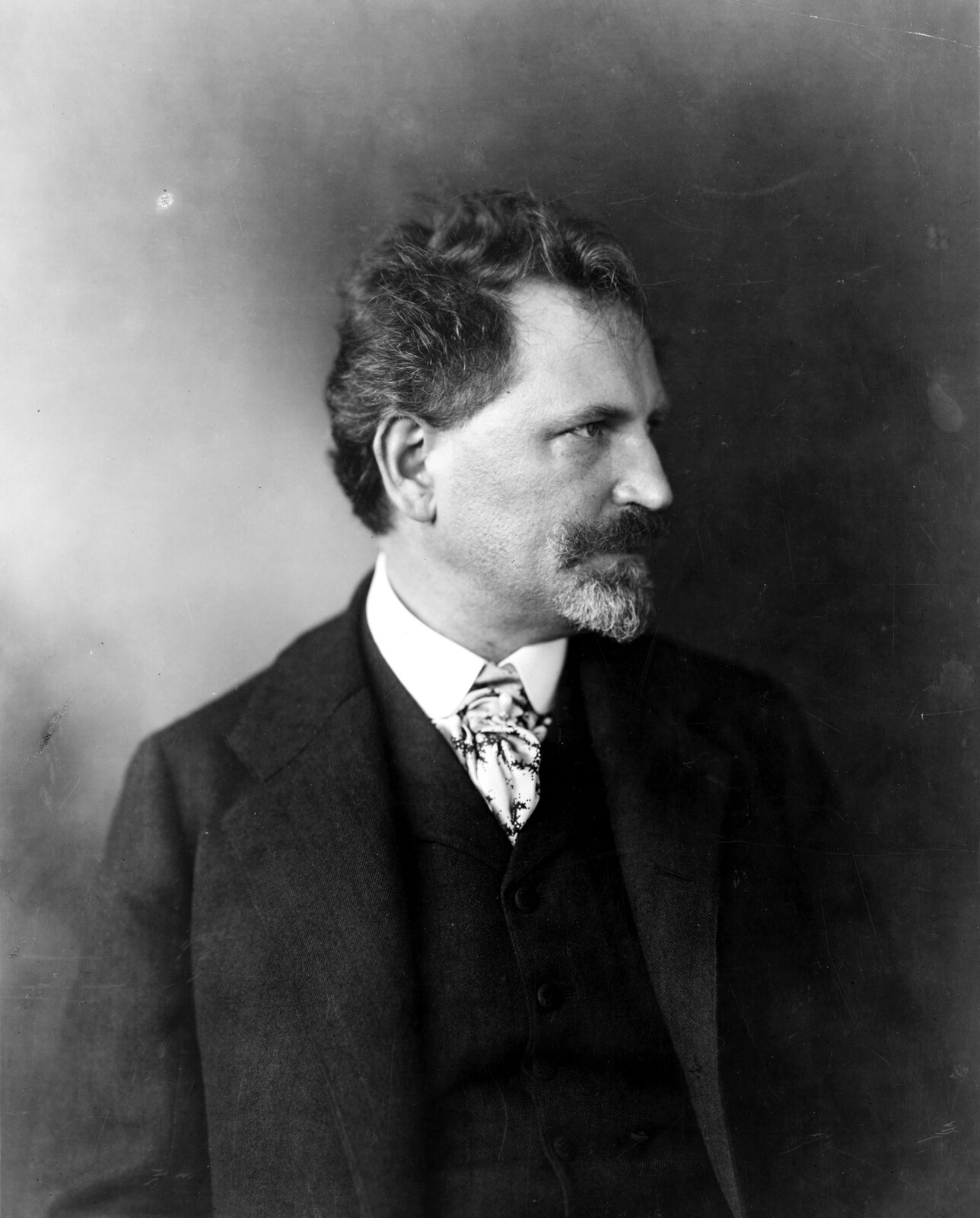 Portret Alfonsa Muchy Źródło: George Raymond Lawrence Co. (Chicago), Portret Alfonsa Muchy, 1906, fotografia, domena publiczna.