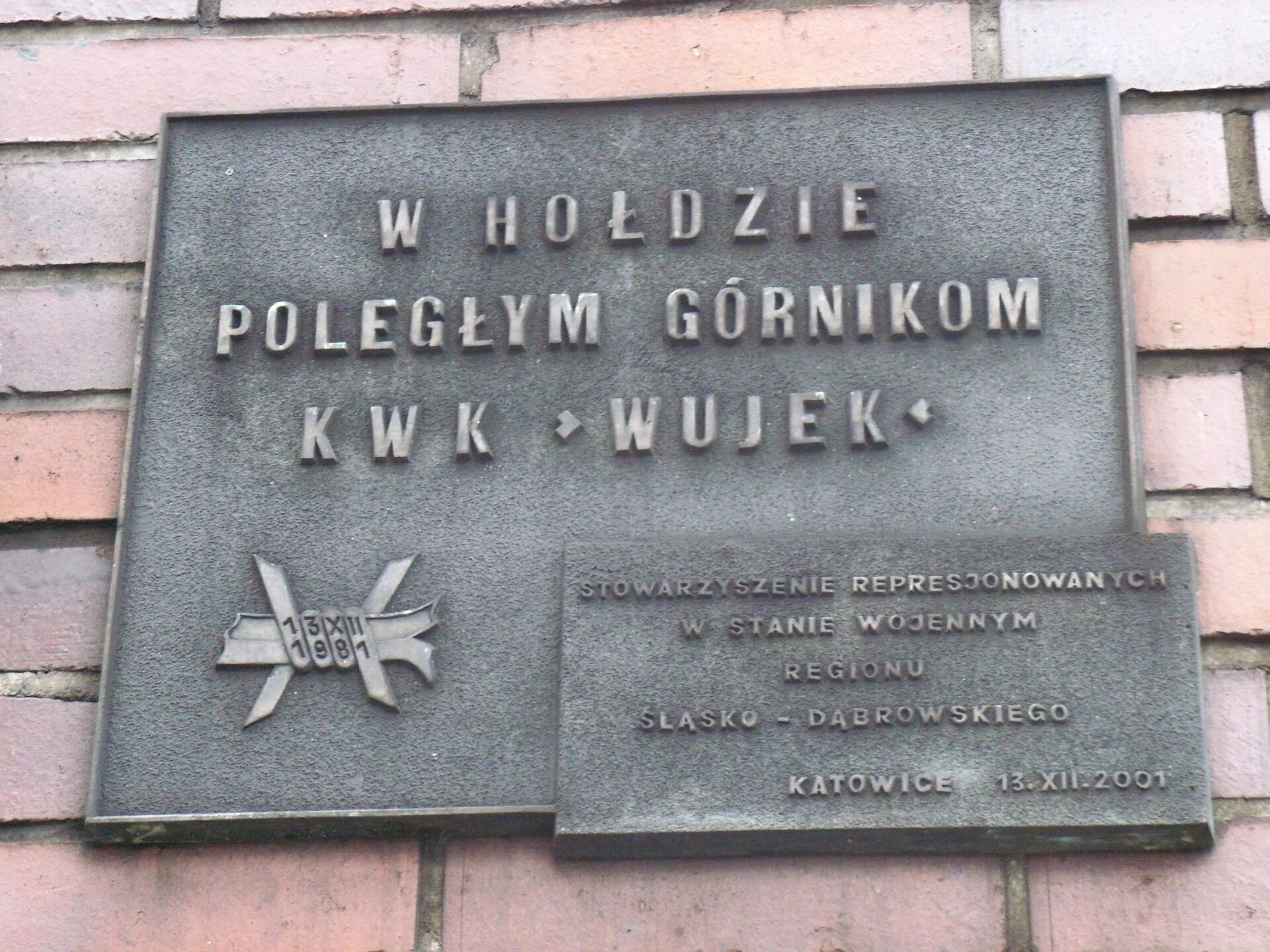 Tablica upamiętniająca poległych górników podczas strajków Źródło: Michał Bulsa, Tablica upamiętniająca poległych górników podczas strajków, licencja: CC 0.