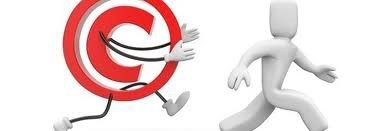 Ilustracja przedstawiająca symbol oznaczający prawa autorskie biegnący za postacią człowieka