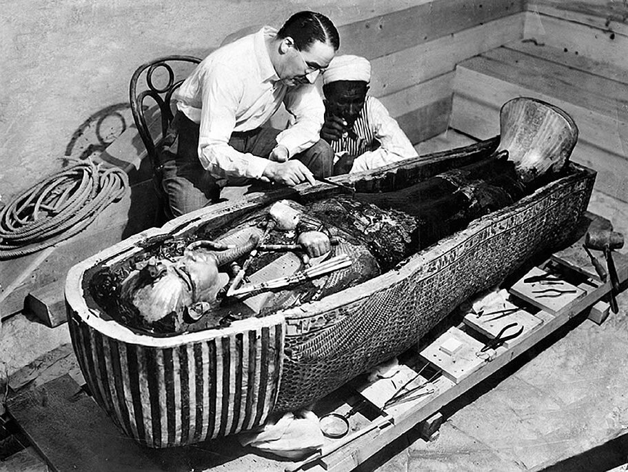 Howard Carter otwiera sarkofag Tutanchamona Howard Carter otwiera sarkofag Tutanchamona Źródło: domena publiczna.