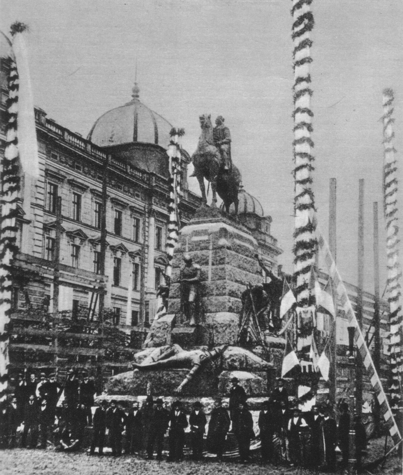Ilustracja przedstawia pomnik Grunwaldzki w Krakowie podczas uroczystości odsłonięcia 15 lipca 1910. Ukazany jest posąg konny króla Władysława II Jagiełły w Dzielnicy I Stare Miasto.