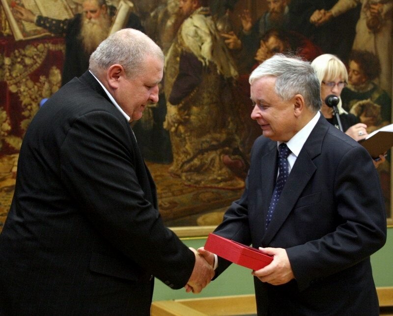 Prezydent Lech Kaczyński przekazuje przyznany pośmiertnie Józefowi Franczakowi ps. Lalka Krzyż komandorski z Gwiazdą orderu Odrodzenia Polski. Odznaczenie odbiera syn Marek Franczak, Lublin 2008 Prezydent Lech Kaczyński przekazuje przyznany pośmiertnie Józefowi Franczakowi ps. Lalka Krzyż komandorski z Gwiazdą orderu Odrodzenia Polski. Odznaczenie odbiera syn Marek Franczak, Lublin 2008 Źródło: Archiwum Kancelarii Prezydenta RP.