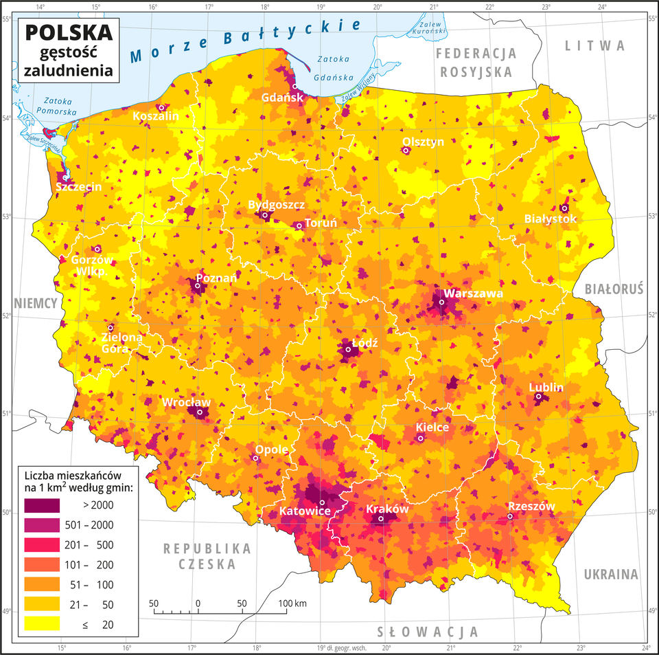 Ilustracja przedstawia mapę Polski z podziałem na województwa i gminy i obrazuje gęstość zaludnienia. Granice województw zaznaczone są białą linią. Białymi kropkami zaznaczono miasta wojewódzkie. Kolorami od żółtego (poniżej dwudziestu) przez pomarańczowy i czerwony do purpurowego (powyżej dwóch tysięcy) oznaczono liczbę mieszkańców na jeden kilometr kwadratowy według gmin. Największa gęstość zaludnienia – ponad dwa tysiące osób na jeden kilometr kwadratowy występuje w większości miast wojewódzkich. Dużą gęstość zaludnienia notuje się w województwach centralnych i południowych, najmniejszą – w północno-wschodnich, południowo-wschodnich i północno-zachodnich. W obrębie poszczególnych województw występują małe ciemniejsze obszary – gminy z dużą gęstością zaludnienia. Po lewej stronie mapy na dole w legendzie umieszczono wyjaśnienie kolorów użytych na mapie. Mapa pokryta jest równoleżnikami i południkami. Dookoła mapy w białej ramce opisano współrzędne geograficzne co jeden stopień.