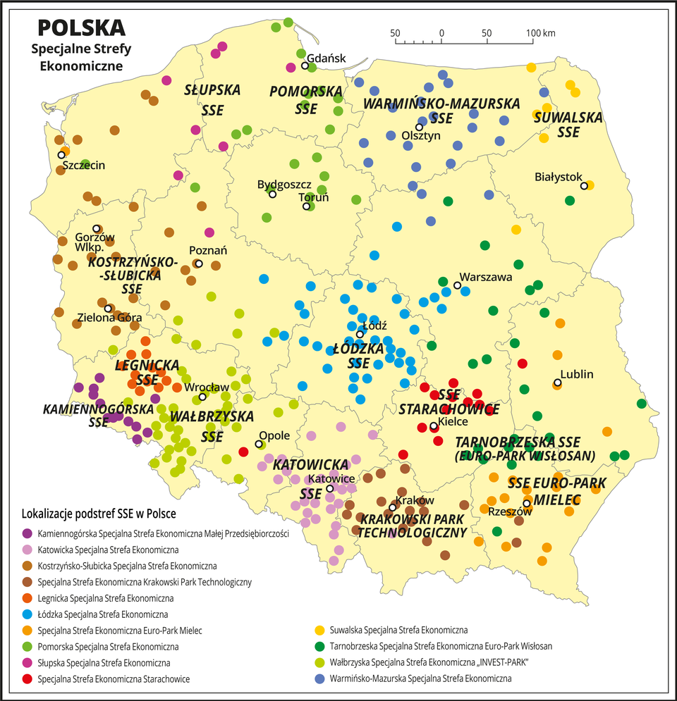 Ilustracja przedstawia mapę Polski z podziałem na województwa. Znaczono kółkami i opisano stolice województw. Na mapie opisano specjalne strefy ekonomiczne: Słupska SSE, Pomorska SSE, Warmińsko-Mazurska SSE, Suwalska SSE, Kostrzyńsko-Słubicka SSE, Legnicka SSE, Kamiennogórska SSE, Wałbrzyska SSE, Katowicka SSE, Łódzka SSE, SSE Starachowice, Krakowski Park technologiczny, Tarnobrzeska SSE, SSE Euro-Park Mielec. Kolorowymi punktami oznaczono lokalizacje podstref SSE, gdyż niekiedy ich ośrodki są znacznie oddalone od specjalnej strefy ekonomicznej. Na przykład Pomorska SSE sięga Bydgoszczy i Torunia, a Tarnobrzeska SSE sięga województwa mazowieckiego.