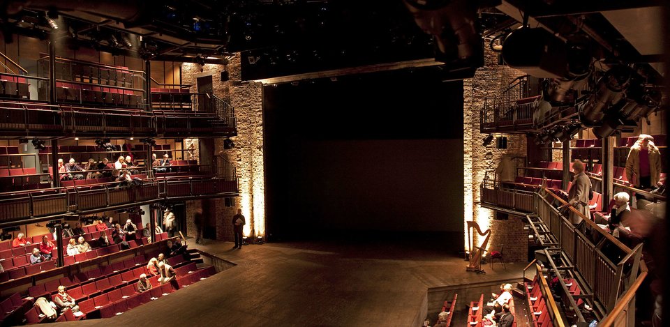 Royal Shakespeare Theatre Teatr Globe w Londynie Źródło: Tony Hisgett, Royal Shakespeare Theatre, 2010, fotografia, licencja: CC BY 2.0.