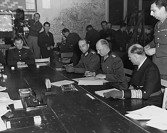 Alfred Jodl podpisuje w Reims kapitulację III Rzeszy Źródło: Alfred Jodl podpisuje w Reims kapitulację III Rzeszy, Biblioteka Franklina D. Roosevelta, domena publiczna.