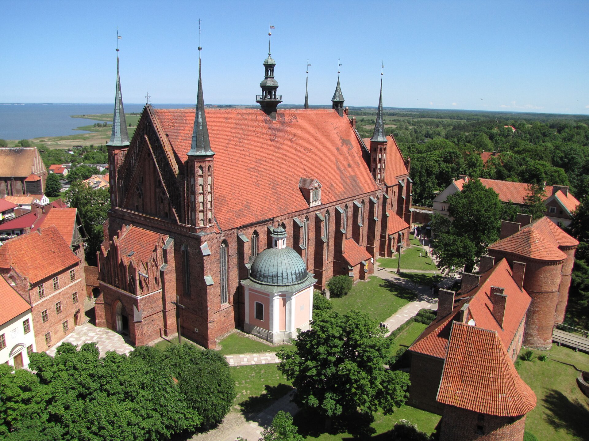 Bazylika archikatedralna Wniebowzięcia Najświętszej Maryi Panny i św. Andrzeja we Fromborku Katedra we Fromborku, przy której Kopernik był kanonikiem. We Fromborku z krótkimi przerwami mieszkał od 1504 r. do swojej śmierci 1543 r. Źródło: Holger Weinandt, Bazylika archikatedralna Wniebowzięcia Najświętszej Maryi Panny i św. Andrzeja we Fromborku, 2010, fotografia, licencja: CC BY-SA 3.0.