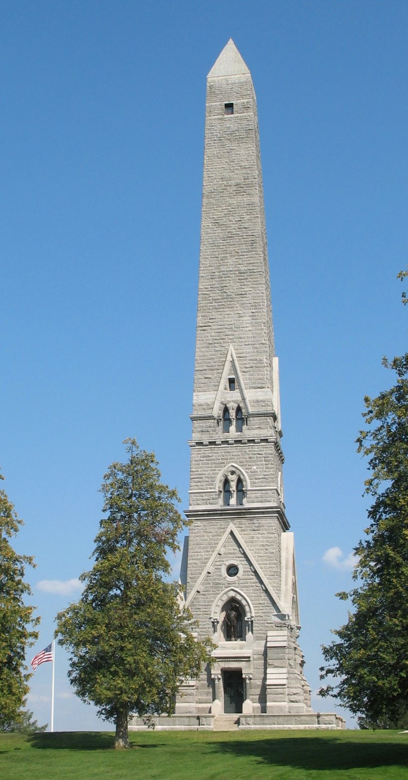 Monument upamiętniający miejsce zwycięstwa Amerykanów pod Sarratogą w stanie Nowy Jork. Budowla powstała dokładnie w miejscu podpisania kapitulacji prezentowanym na obrazie J. Trumbulla. Monument upamiętniający miejsce zwycięstwa Amerykanów pod Sarratogą w stanie Nowy Jork. Budowla powstała dokładnie w miejscu podpisania kapitulacji prezentowanym na obrazie J. Trumbulla. Źródło: Americasroof, Wikimedia Commons, licencja: CC BY-SA 2.5.