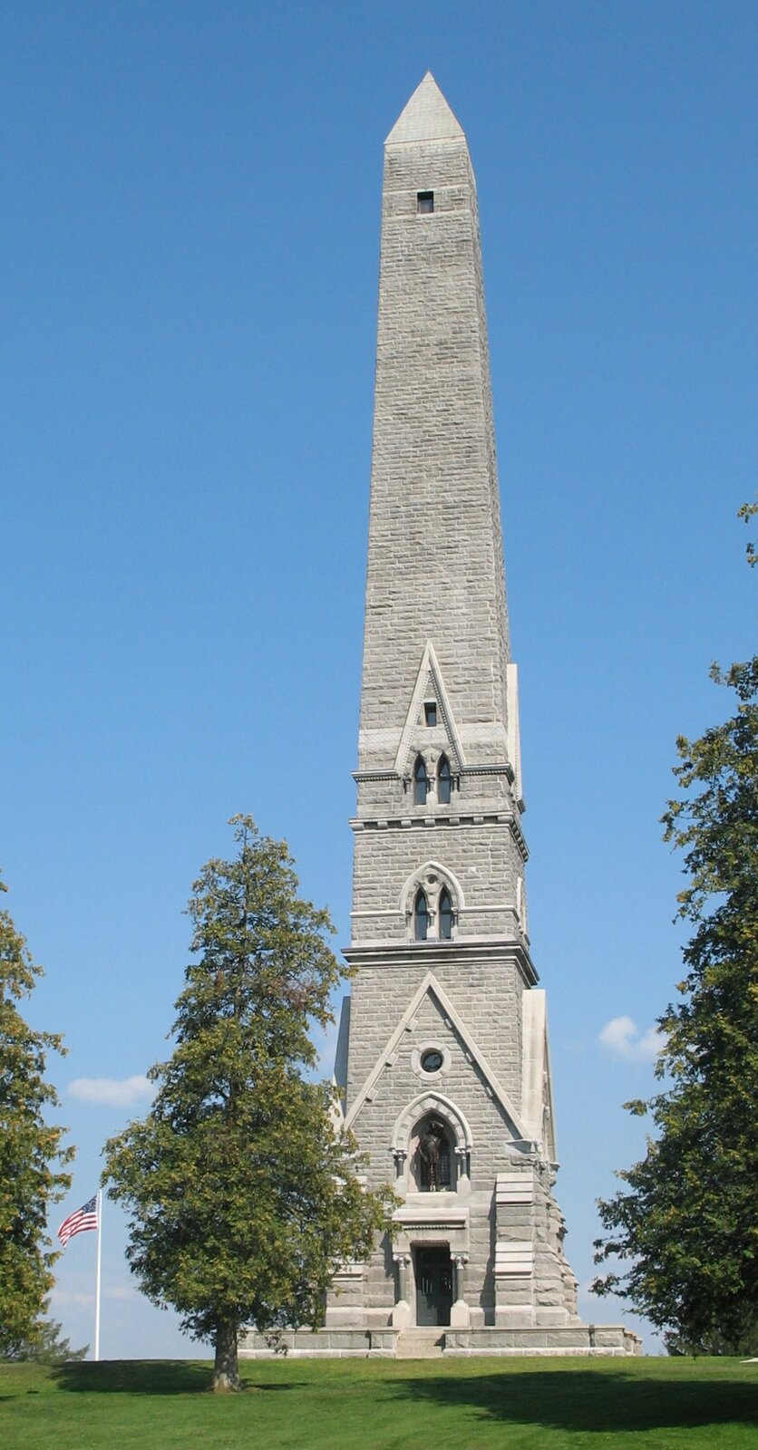 Monument upamiętniający miejsce zwycięstwa Amerykanów pod Sarratogą w stanie Nowy Jork. Budowla powstała dokładnie w miejscu podpisania kapitulacji prezentowanym na obrazie J. Trumbulla. Monument upamiętniający miejsce zwycięstwa Amerykanów pod Sarratogą w stanie Nowy Jork. Budowla powstała dokładnie w miejscu podpisania kapitulacji prezentowanym na obrazie J. Trumbulla. Źródło: Americasroof, Wikimedia Commons, licencja: CC BY-SA 2.5.