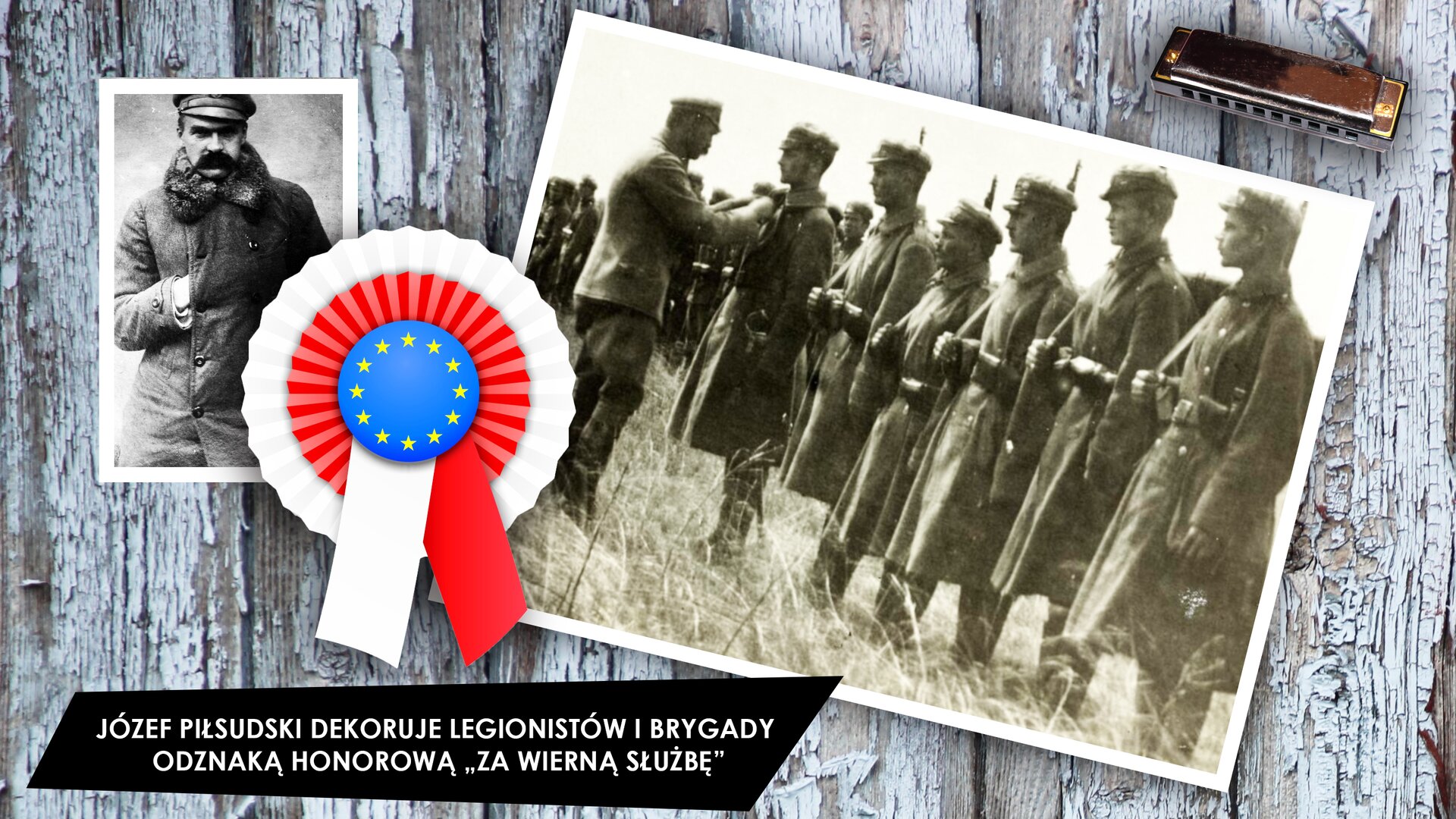 Na ekranie widzimy szarą drewnianą podłogę, na której znajdują się dwie czarno-białe fotografie. Jedna z nich przedstawia mężczyznę stojącego przodem. Ma gruby, długi płaszcz zapinany na guziki przyszyte w dwóch rzędach oraz długie wąsy. Na drugim zdjęciu widać żołnierzy stojących na baczność w rzędzie. Dekoruje ich Józef Piłsudski. Pomiędzy zdjęciami znajduje się biało-czerwona rozeta, a obok zdjęcia, po prawej stronie – organki ustne. Na dole, w czarnym prostokącie, jest biały napis o treści: „JÓZEF POŁSUDSKI DEKORUJE LEGIONISTÓW I BRYGADY ODZNAKĄ HONOROWĄ »ZA WIERNĄ SŁUŻBĘ«”.