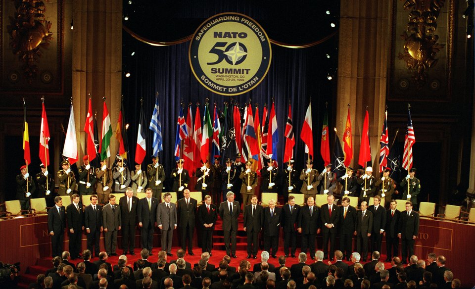 zdjecie przedstawia grupe przywódców państw członkowskich NATO zebranych na szczycie tej organizacji w Waszyngtonie w 1999 r.